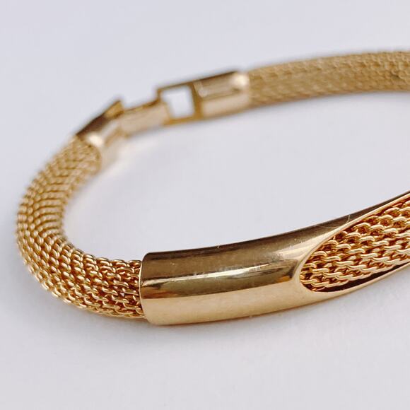 Vintage Avon Gold Tone Mesh Bracelet 1980s Signed Foldover Clasp Classic - Picture 3 of 13